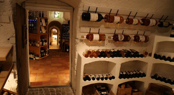 Blick durch 3 Weinkeller